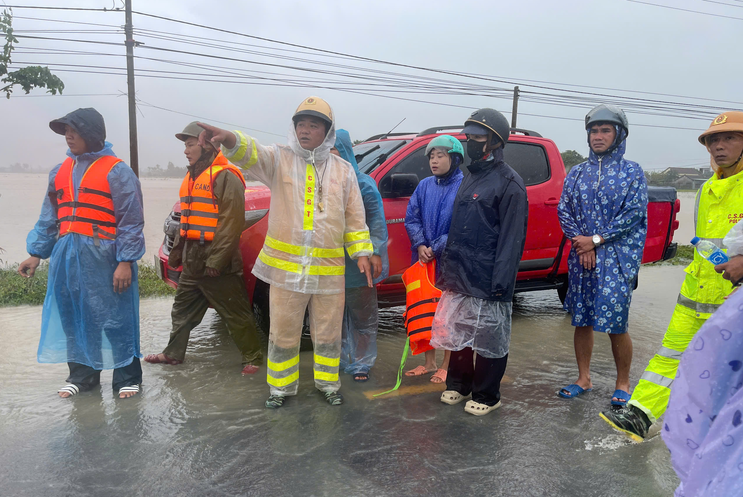 Mưa lũ tại miền Trung: 40 công nhân mắc kẹt ở công trường cao tốc Chí Thạnh - Vân Phong- Ảnh 7.