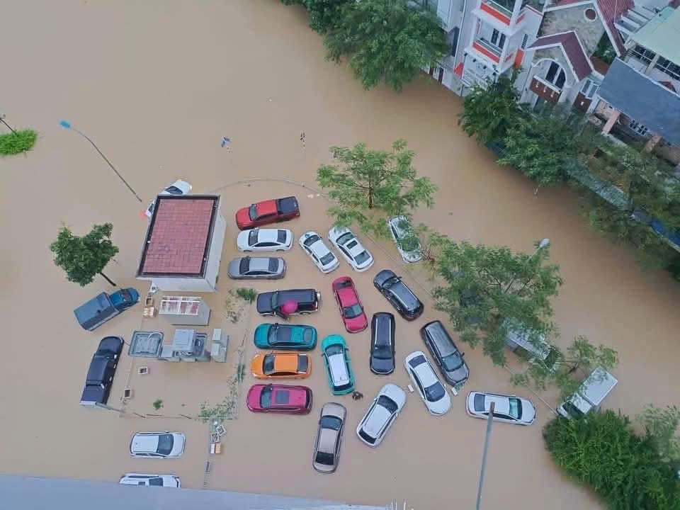 Hàng loạt ô tô ngập sâu trong nước ở Khánh Hòa- Ảnh 7.