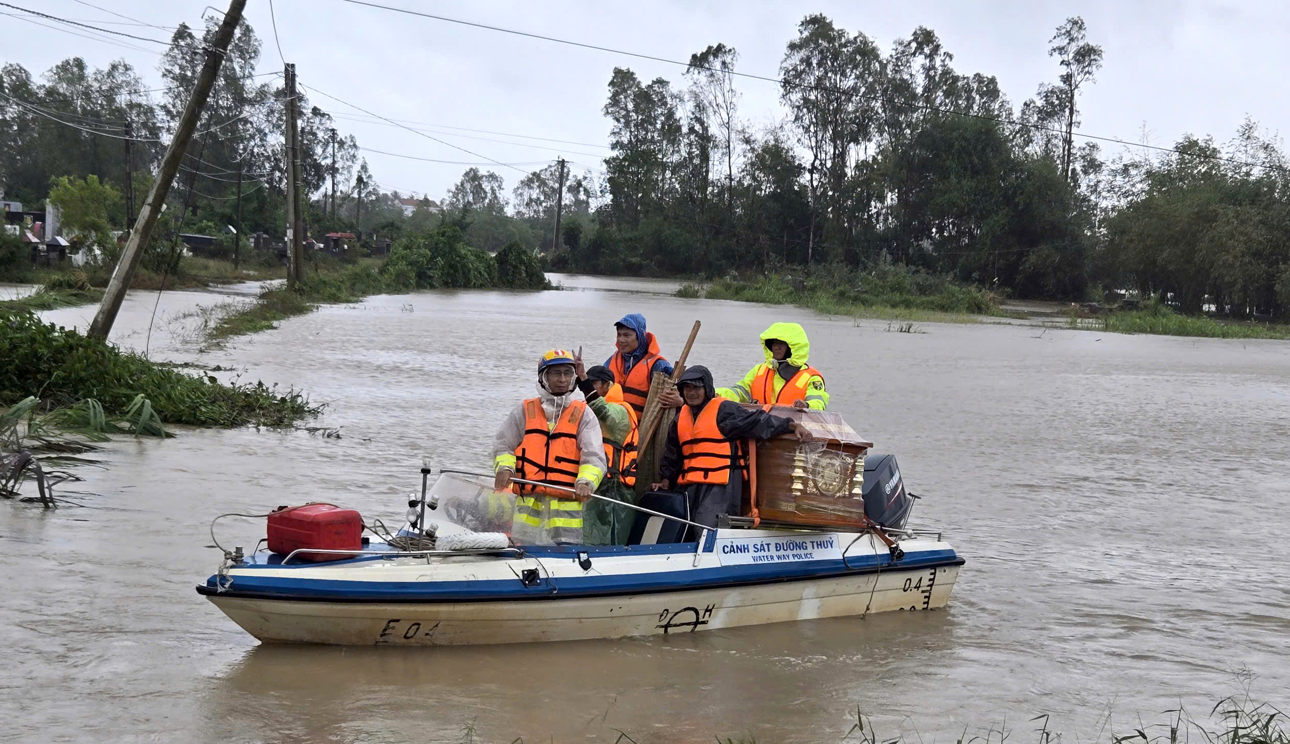 CSGT Đắk Lắk vượt lũ chuyển quan tài để lo hậu sự cho cháu bé- Ảnh 1.
