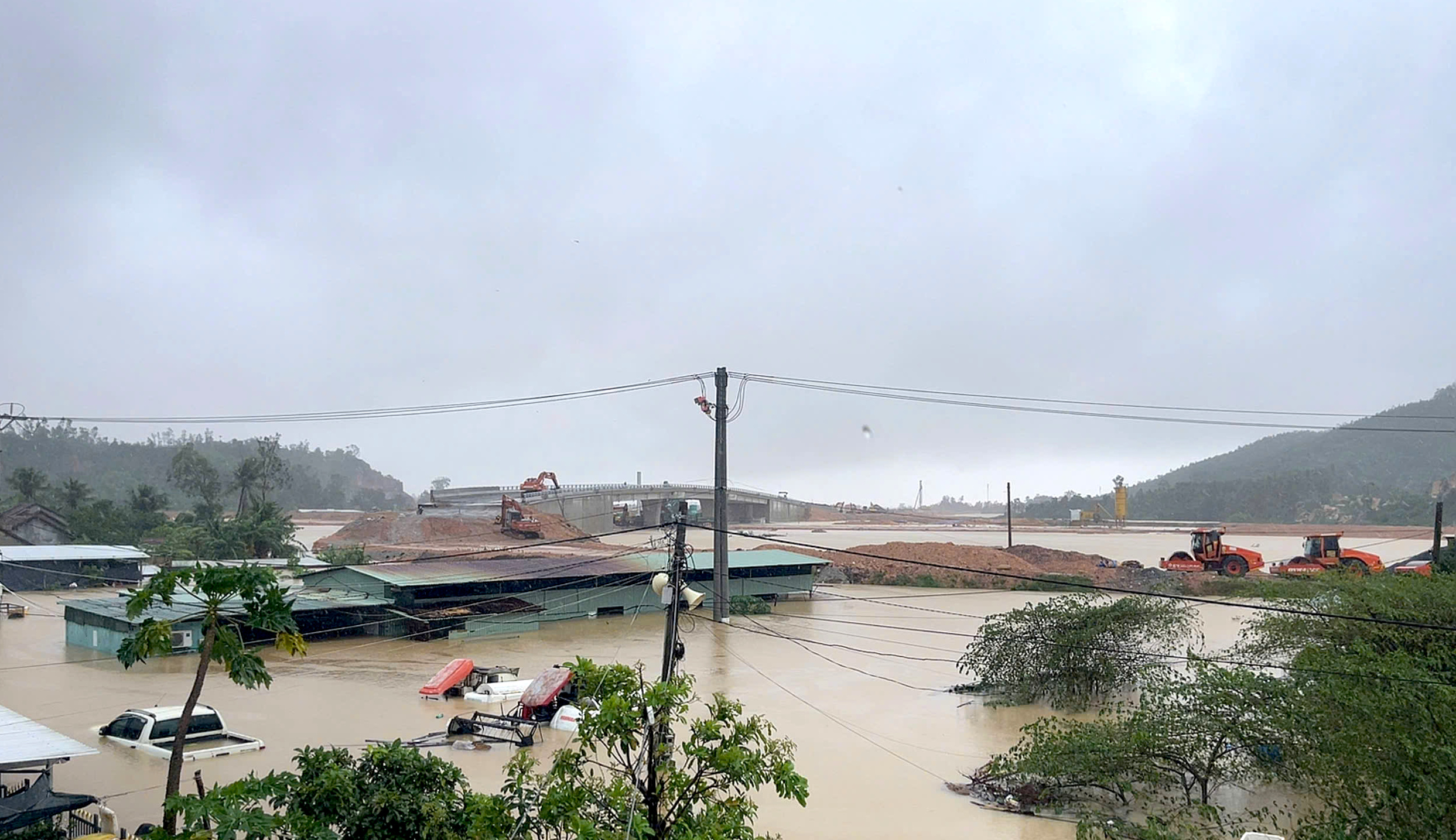 40 công nhân cao tốc bị cô lập giữa lũ dữ: Nước lên quá nhanh, chia nhau từng gói mì tôm- Ảnh 1.