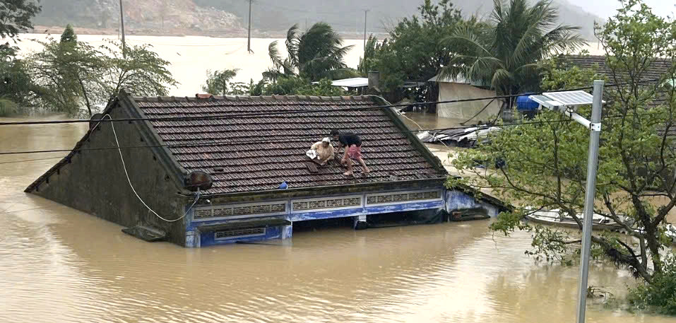40 công nhân cao tốc bị cô lập giữa lũ dữ: Nước lên quá nhanh, chia nhau từng gói mì tôm- Ảnh 3.
