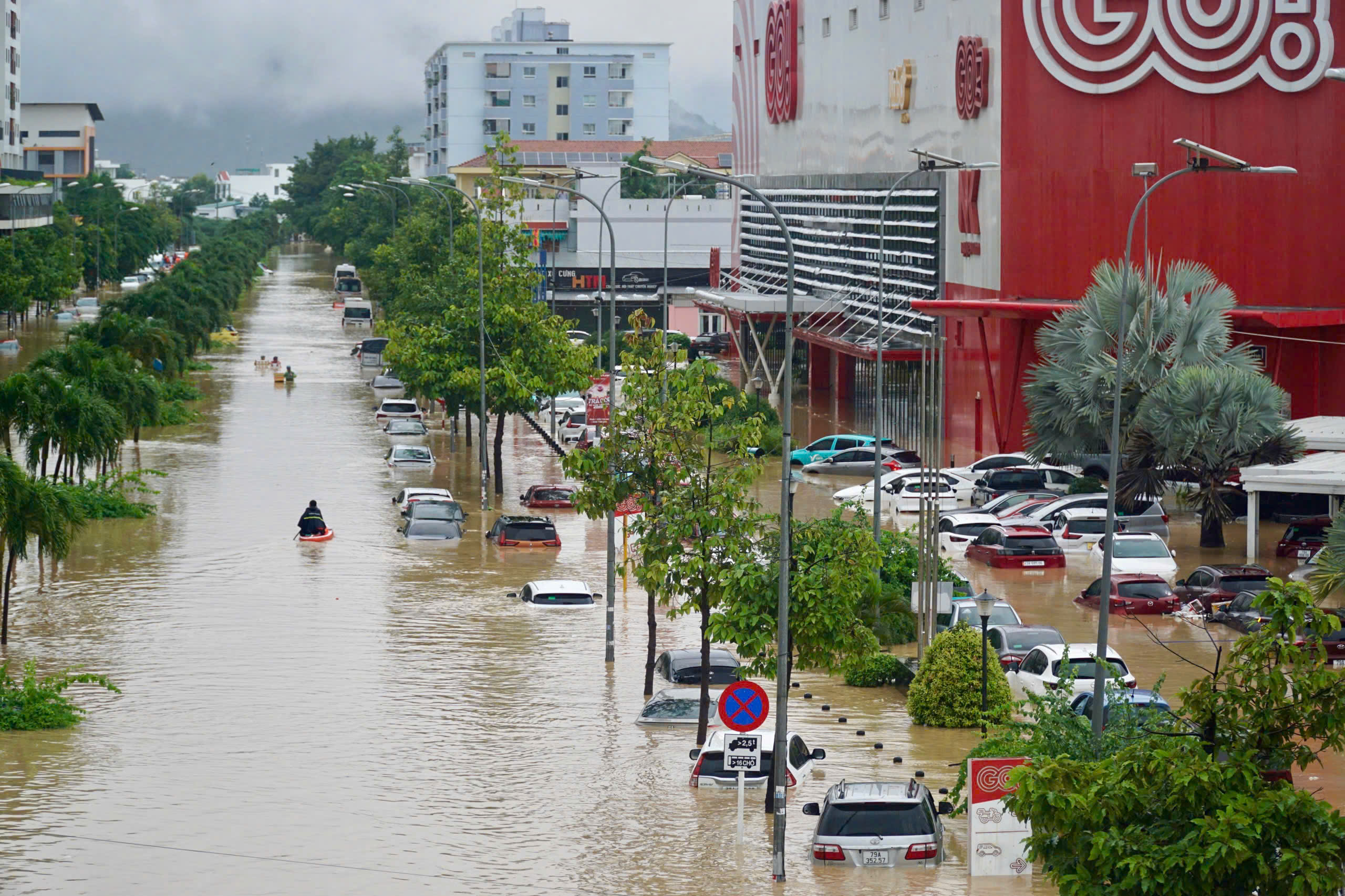 Hàng loạt ô tô ngập sâu trong nước ở Khánh Hòa- Ảnh 1.