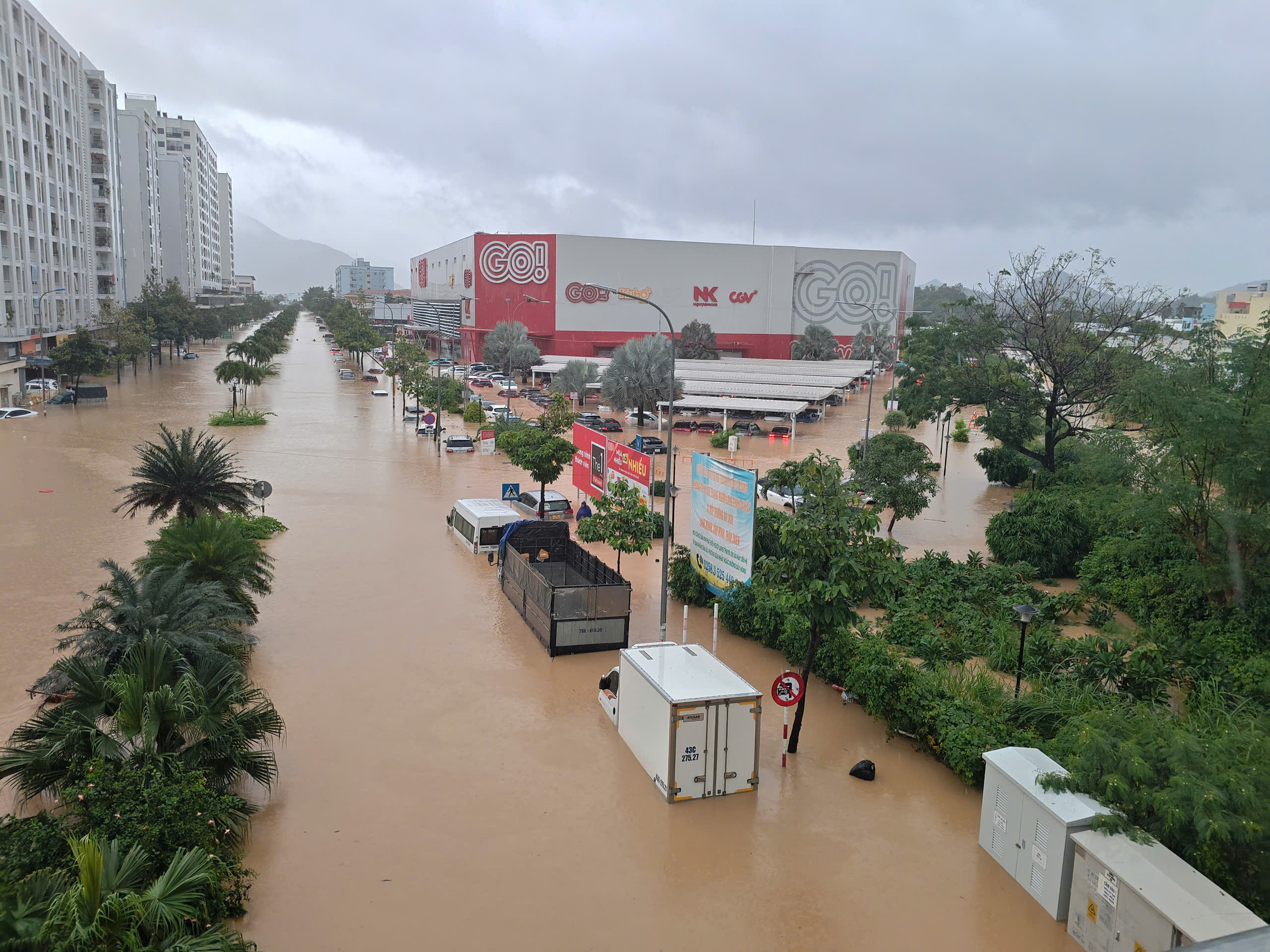 Hàng loạt ô tô ngập sâu trong nước ở Khánh Hòa- Ảnh 6.