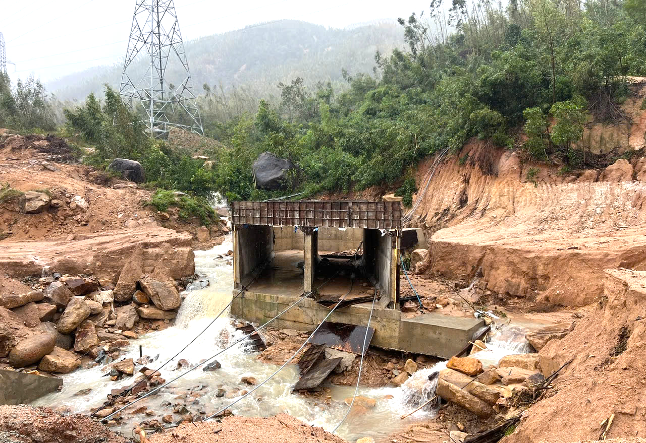 Mưa lũ gây thiệt hại 3 gói thầu cao tốc Quy Nhơn - Chí Thạnh, nguy cơ chậm tiến độ- Ảnh 2.