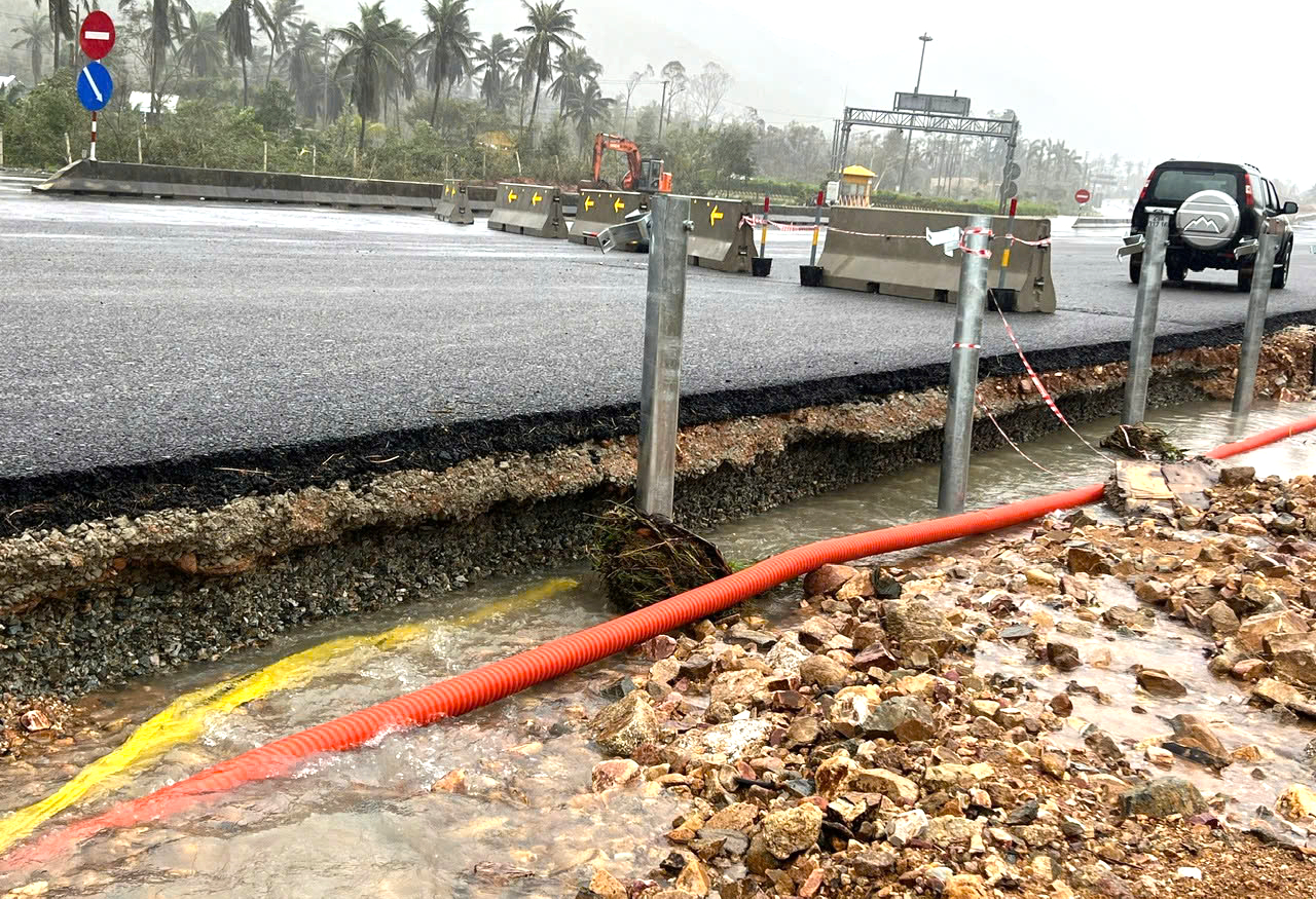 Mưa lũ gây thiệt hại 3 gói thầu cao tốc Quy Nhơn - Chí Thạnh, nguy cơ chậm tiến độ- Ảnh 9.