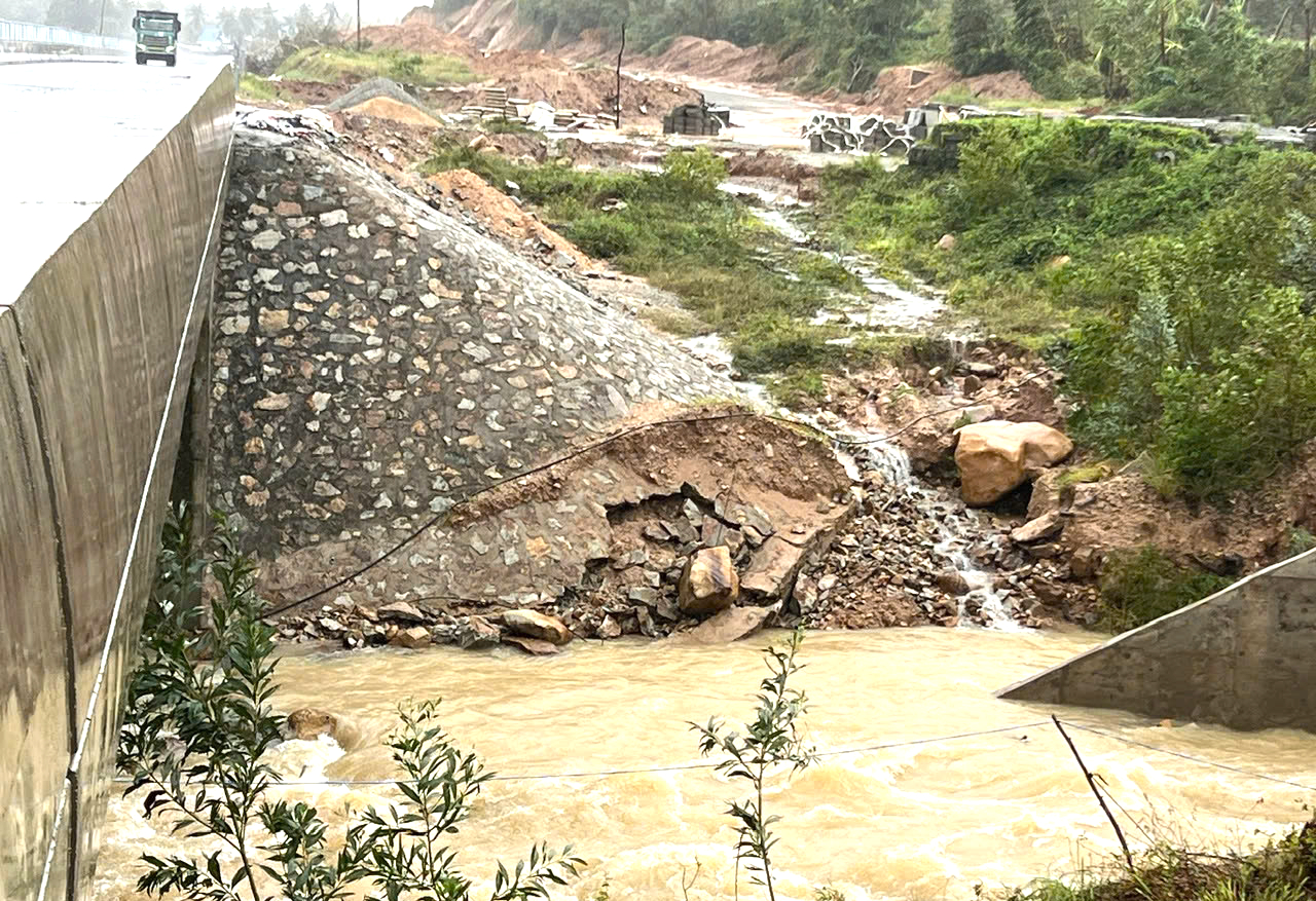 Mưa lũ gây thiệt hại 3 gói thầu cao tốc Quy Nhơn - Chí Thạnh, nguy cơ chậm tiến độ- Ảnh 6.
