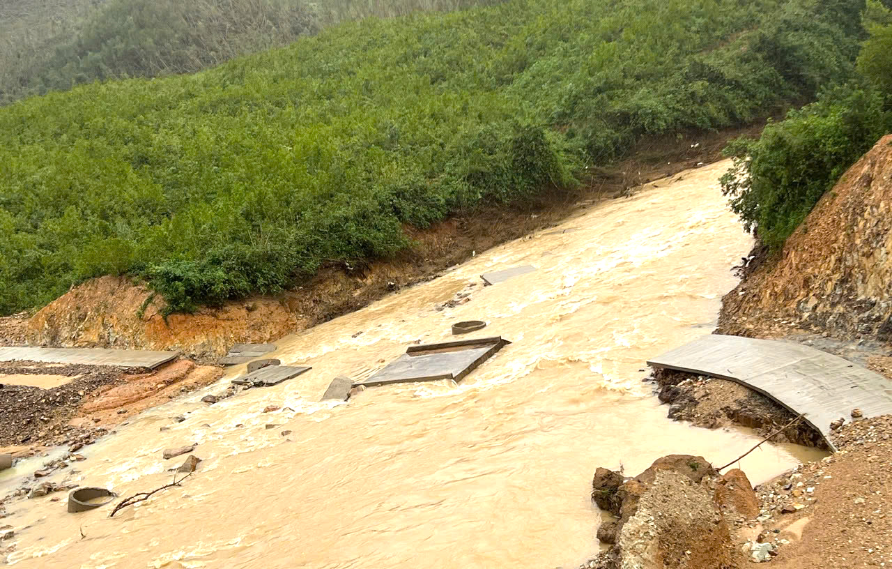 Mưa lũ gây thiệt hại 3 gói thầu cao tốc Quy Nhơn - Chí Thạnh, nguy cơ chậm tiến độ- Ảnh 5.