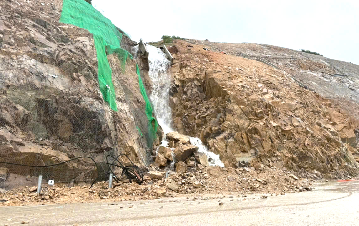 Mưa lũ gây thiệt hại 3 gói thầu cao tốc Quy Nhơn - Chí Thạnh, nguy cơ chậm tiến độ- Ảnh 8.