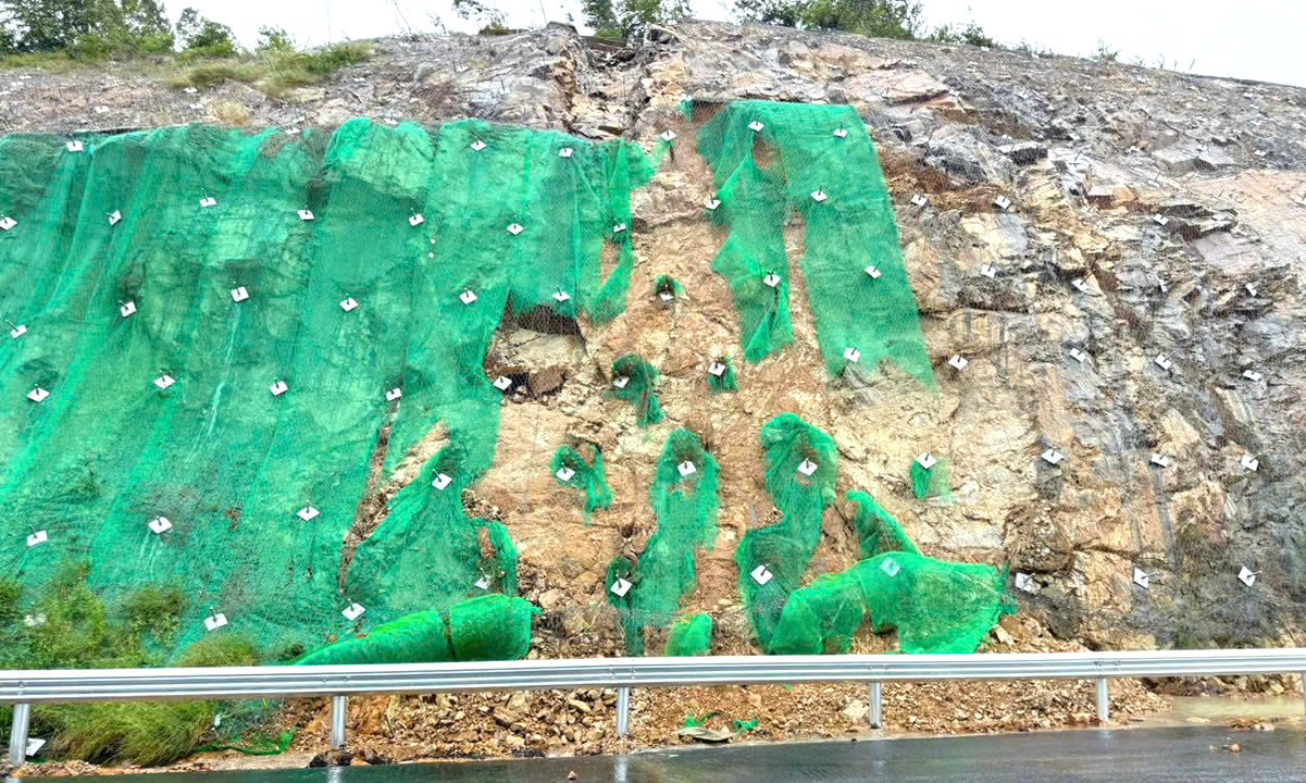 Mưa lũ gây thiệt hại 3 gói thầu cao tốc Quy Nhơn - Chí Thạnh, nguy cơ chậm tiến độ- Ảnh 11.