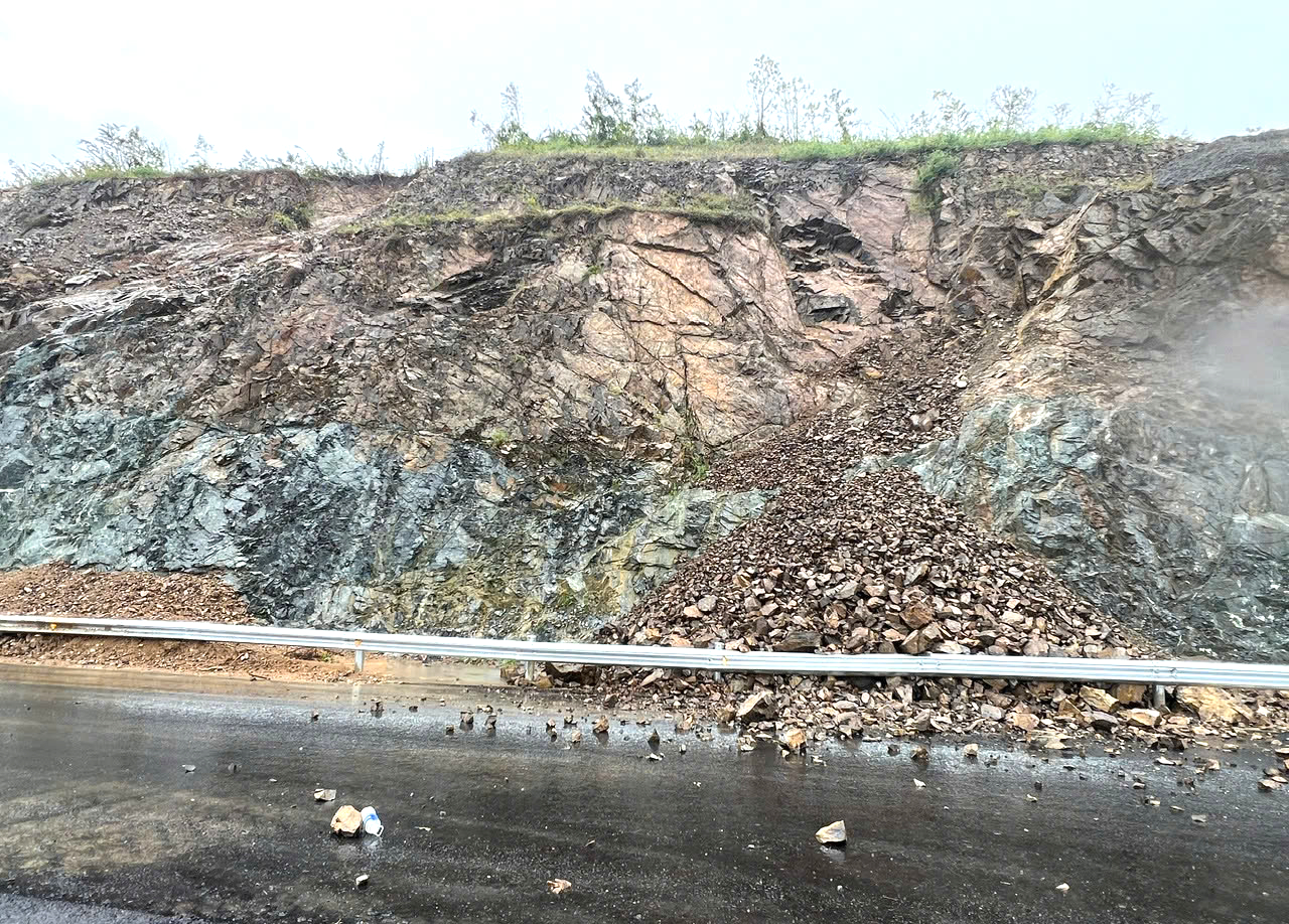 Mưa lũ gây thiệt hại 3 gói thầu cao tốc Quy Nhơn - Chí Thạnh, nguy cơ chậm tiến độ- Ảnh 10.