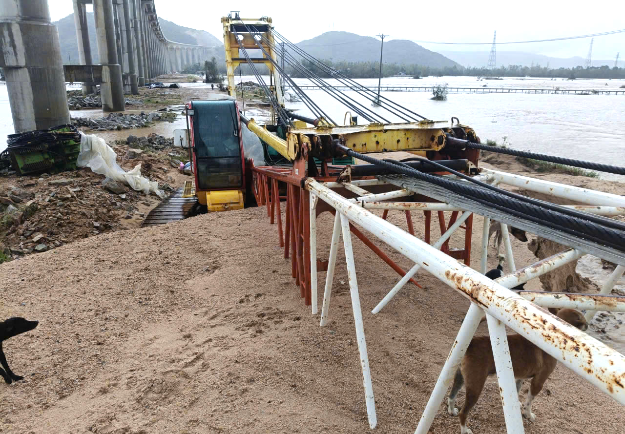 Mưa lũ gây thiệt hại 3 gói thầu cao tốc Quy Nhơn - Chí Thạnh, nguy cơ chậm tiến độ- Ảnh 1.