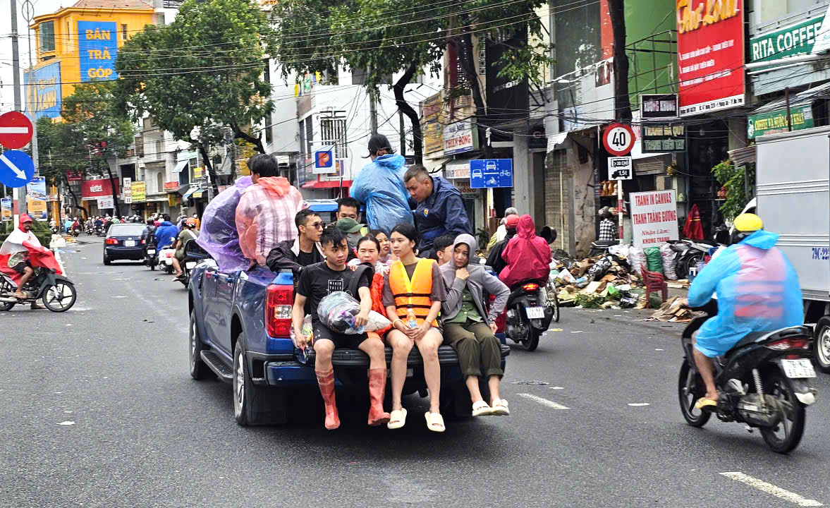 Người dân Nha Trang khẩn trương dọn dẹp, ổn định cuộc sống sau lũ
- Ảnh 9.