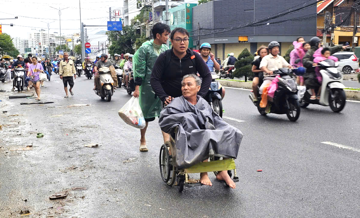 Người dân Nha Trang khẩn trương dọn dẹp, ổn định cuộc sống sau lũ
- Ảnh 10.