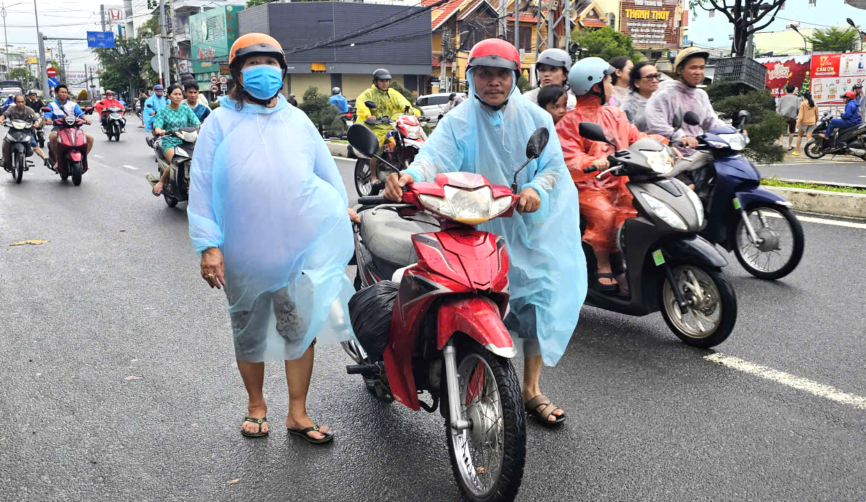 Người dân Nha Trang khẩn trương dọn dẹp, ổn định cuộc sống sau lũ
- Ảnh 8.