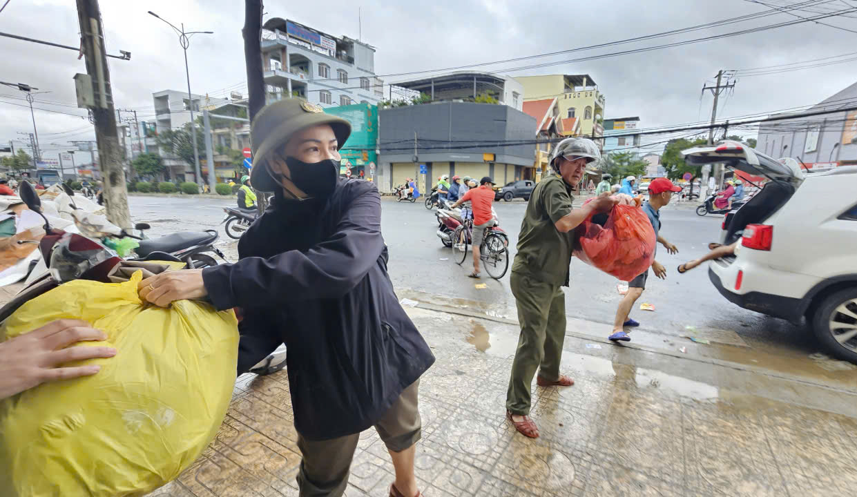 Người dân Nha Trang khẩn trương dọn dẹp, ổn định cuộc sống sau lũ
- Ảnh 12.