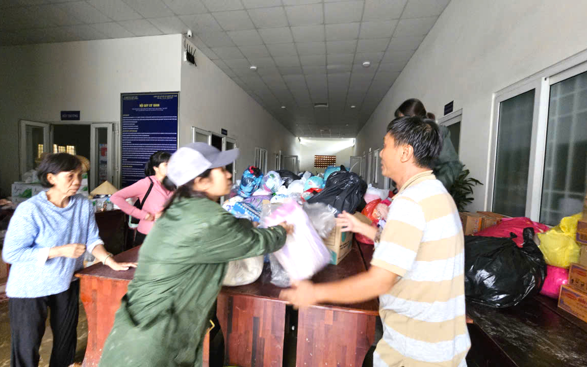 Người dân Nha Trang khẩn trương dọn dẹp, ổn định cuộc sống sau lũ
- Ảnh 13.