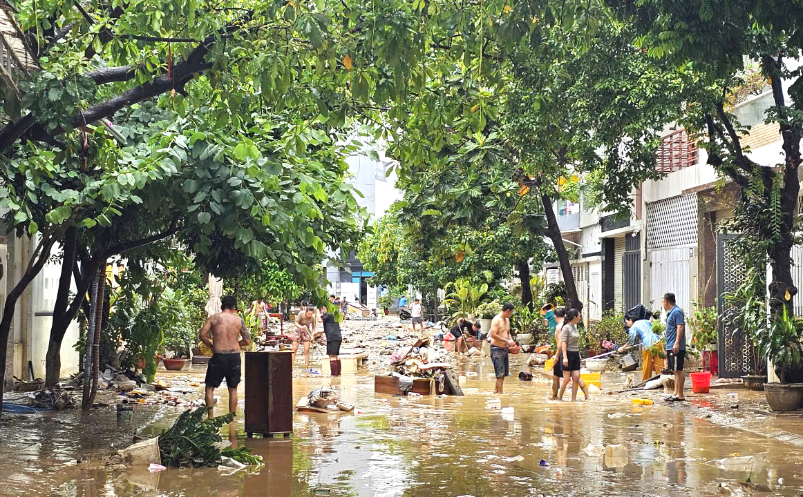 Người dân Nha Trang khẩn trương dọn dẹp, ổn định cuộc sống sau lũ
- Ảnh 1.