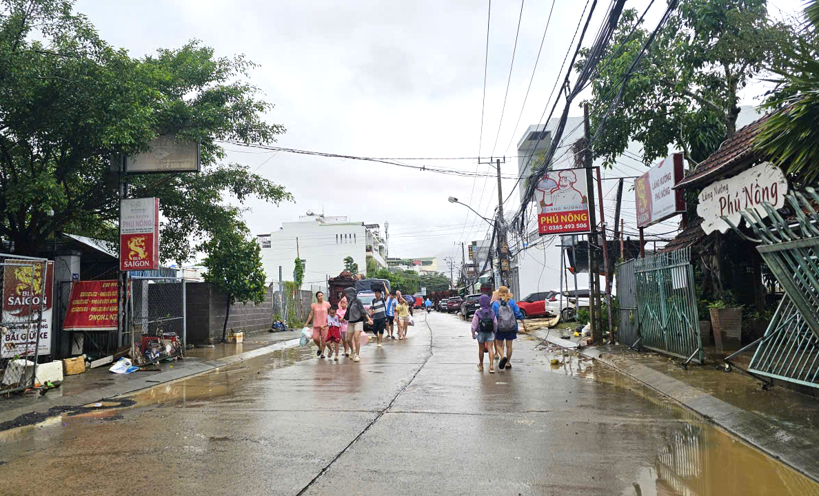 Người dân Nha Trang khẩn trương dọn dẹp, ổn định cuộc sống sau lũ
- Ảnh 5.