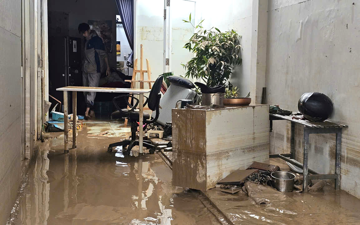 Người dân Nha Trang khẩn trương dọn dẹp, ổn định cuộc sống sau lũ
- Ảnh 3.