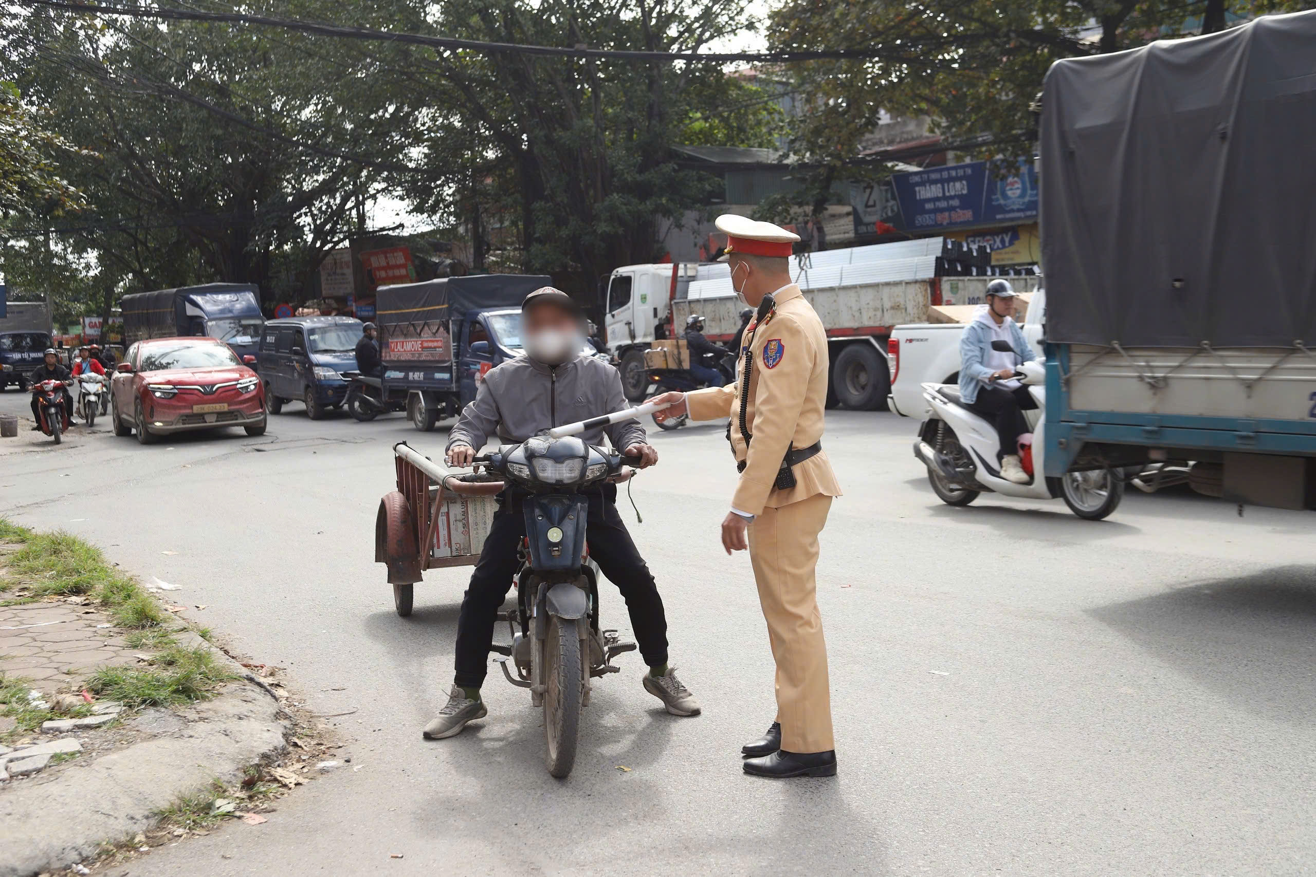 CSGT Hà Nội tịch thu gần 200 xe tự chế, xe kéo chở hàng cồng kềnh- Ảnh 1.