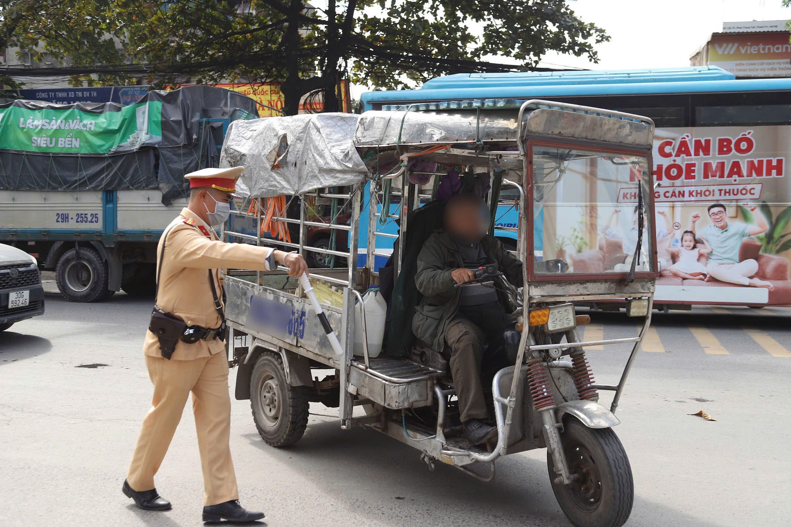 CSGT Hà Nội tịch thu gần 200 xe tự chế, xe kéo chở hàng cồng kềnh- Ảnh 2.