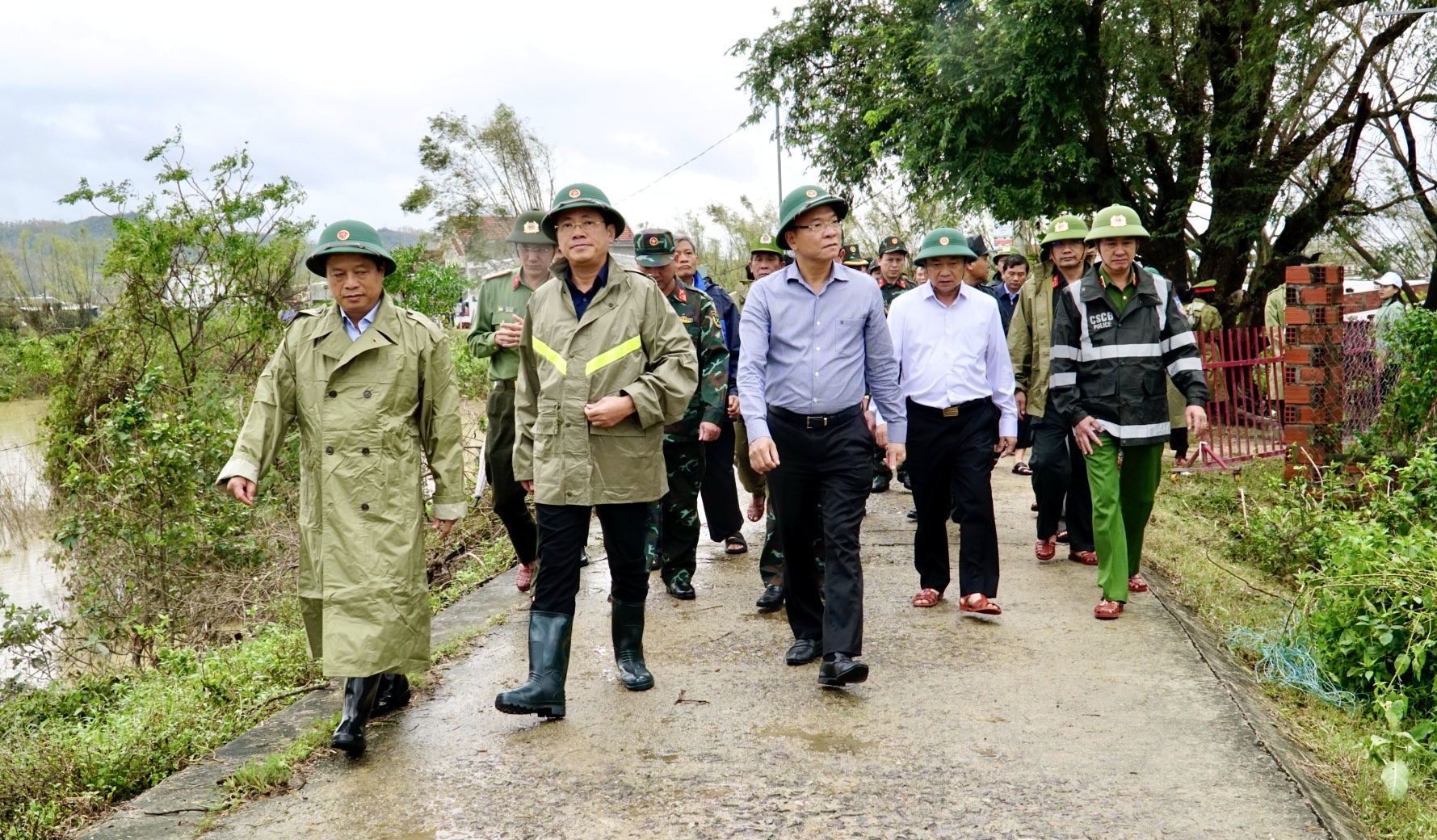 Phó Thủ tướng Lê Thành Long thăm, tặng quà người dân vùng lũ Gia Lai- Ảnh 4.