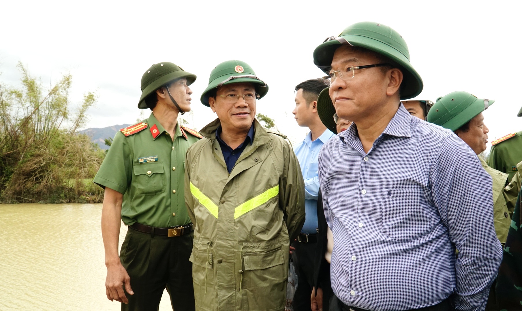 Phó Thủ tướng Lê Thành Long thăm, tặng quà người dân vùng lũ Gia Lai- Ảnh 5.