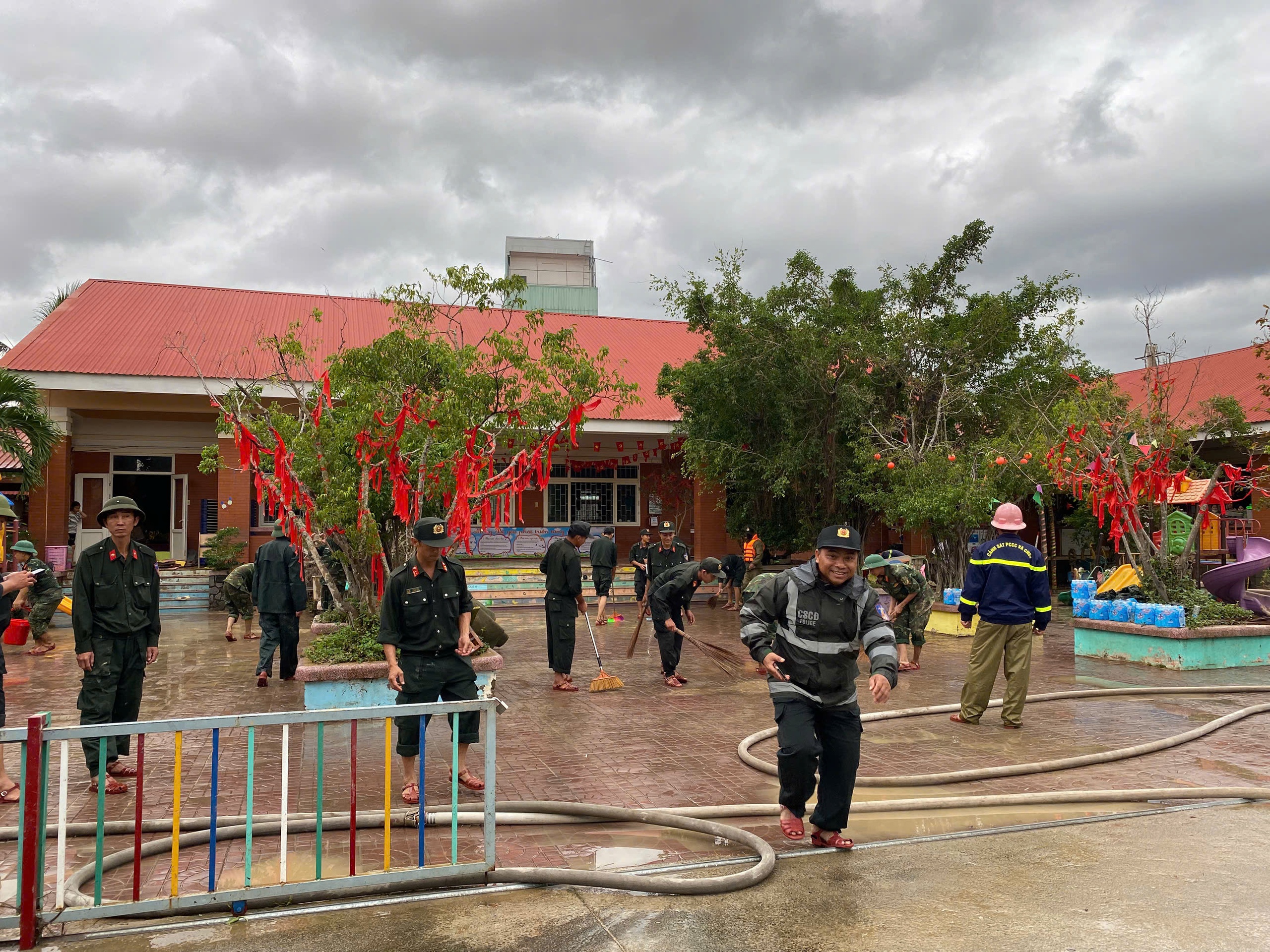 Phó Thủ tướng Lê Thành Long thăm, tặng quà người dân vùng lũ Gia Lai- Ảnh 12.