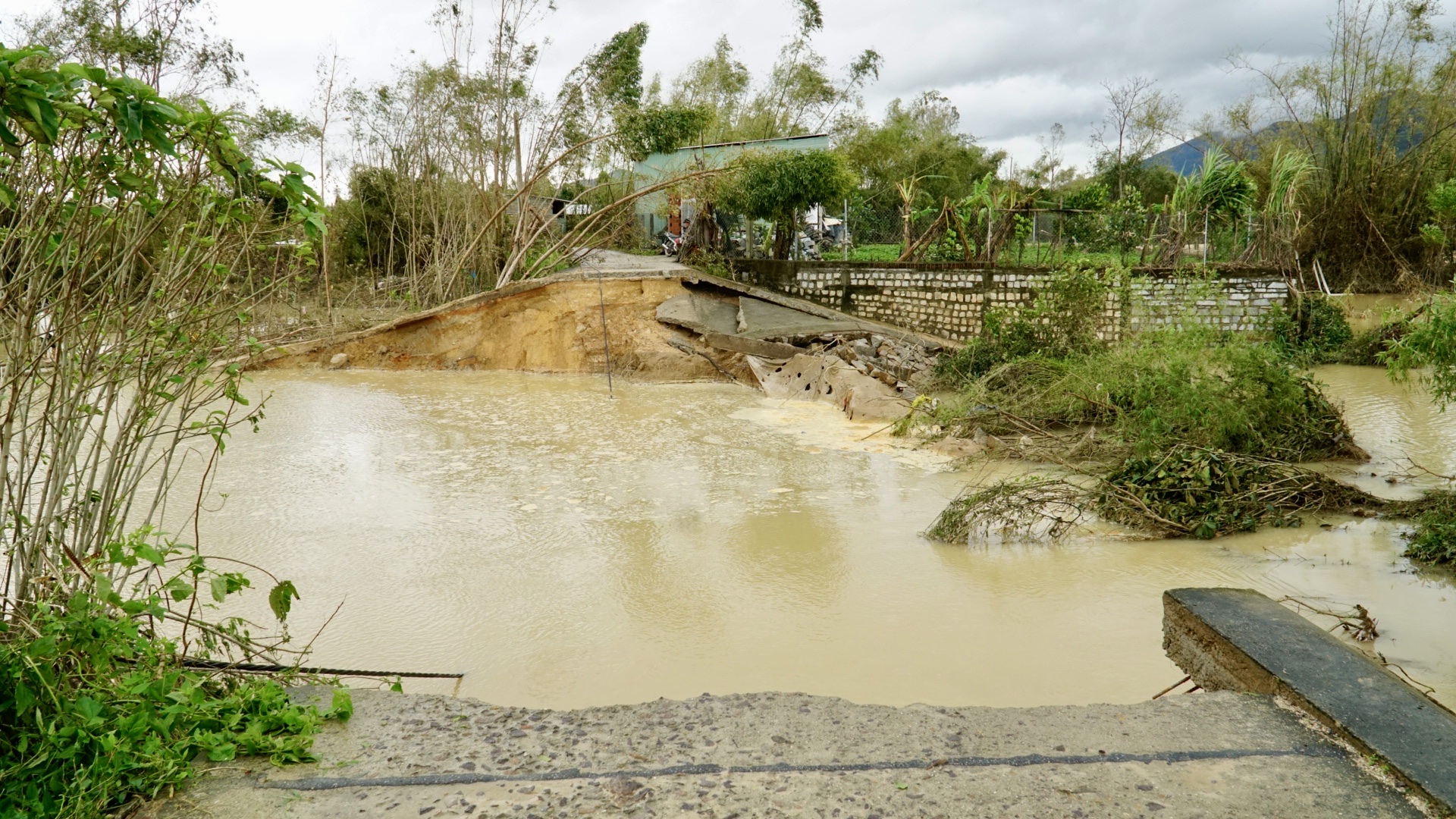 Phó Thủ tướng Lê Thành Long thăm, tặng quà người dân vùng lũ Gia Lai- Ảnh 6.