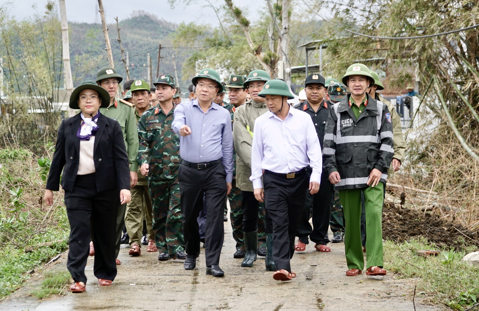 Phó Thủ tướng Lê Thành Long thăm, tặng quà người dân vùng lũ Gia Lai- Ảnh 1.