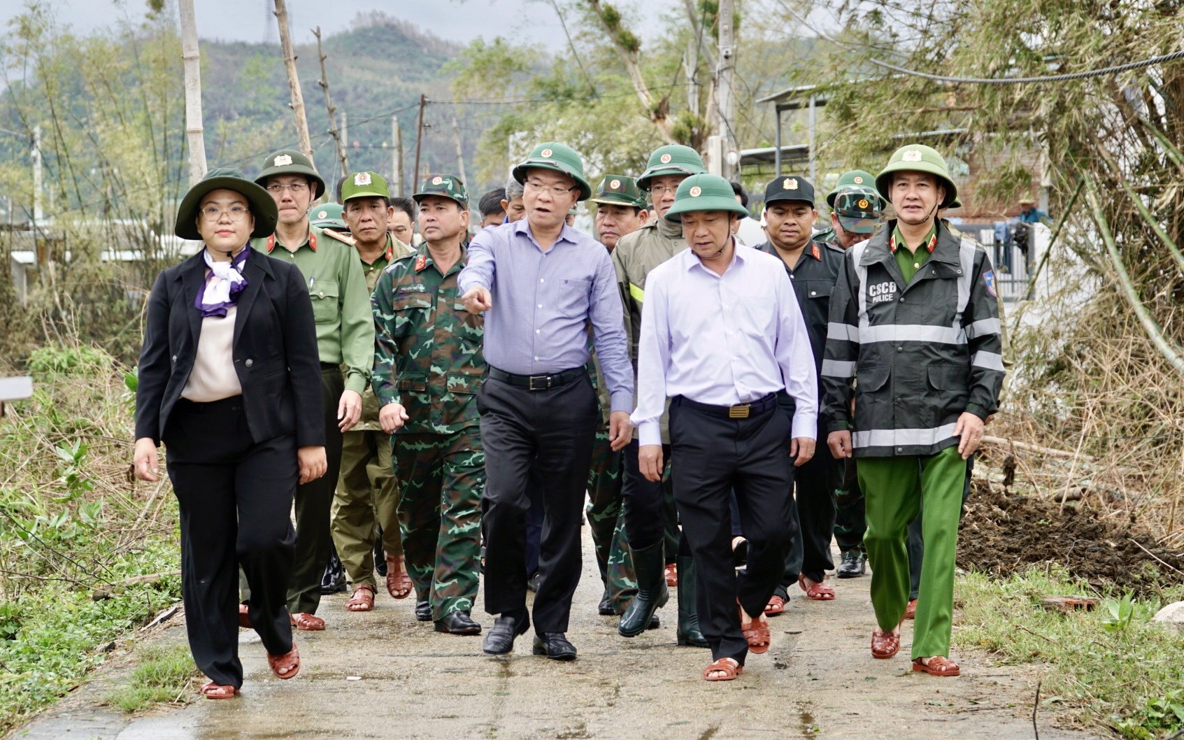 Phó Thủ tướng Lê Thành Long thăm, tặng quà người dân vùng lũ Gia Lai