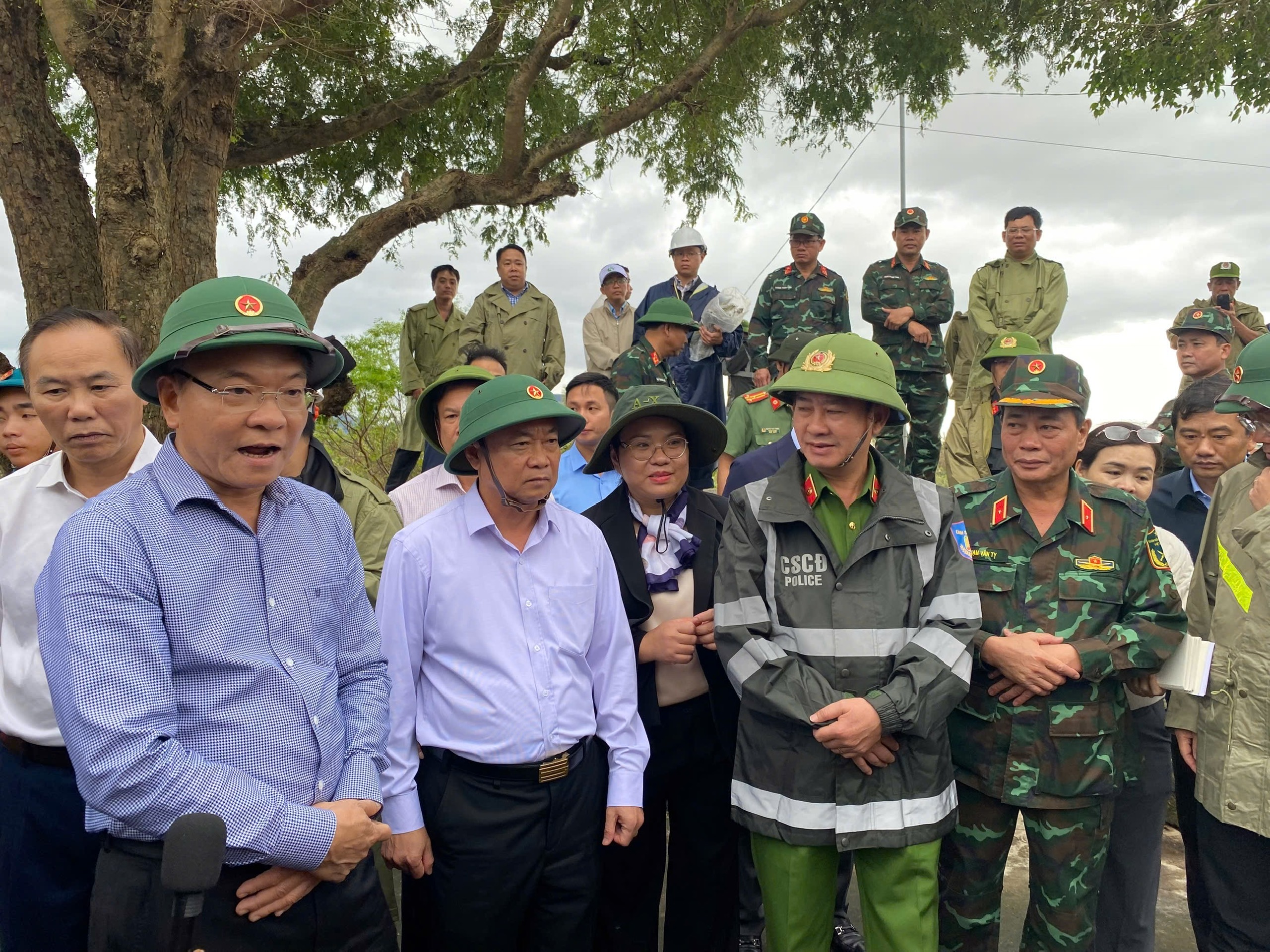 Phó Thủ tướng Lê Thành Long thăm, tặng quà người dân vùng lũ Gia Lai- Ảnh 7.