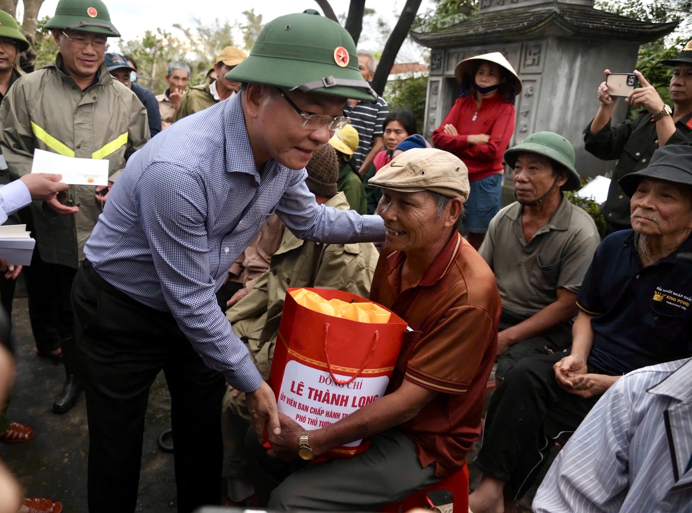 Phó Thủ tướng Lê Thành Long thăm, tặng quà người dân vùng lũ Gia Lai- Ảnh 2.