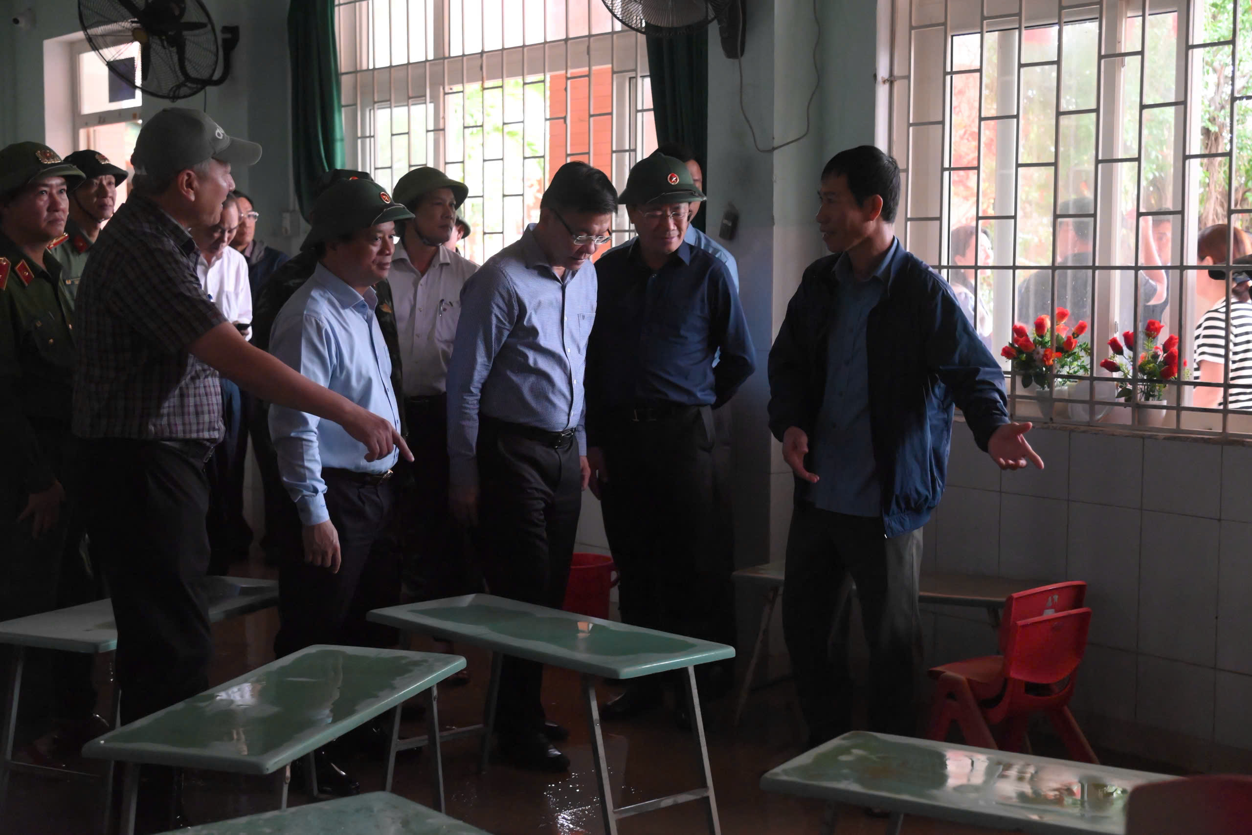 Phó Thủ tướng Lê Thành Long thăm, tặng quà người dân vùng lũ Gia Lai- Ảnh 10.