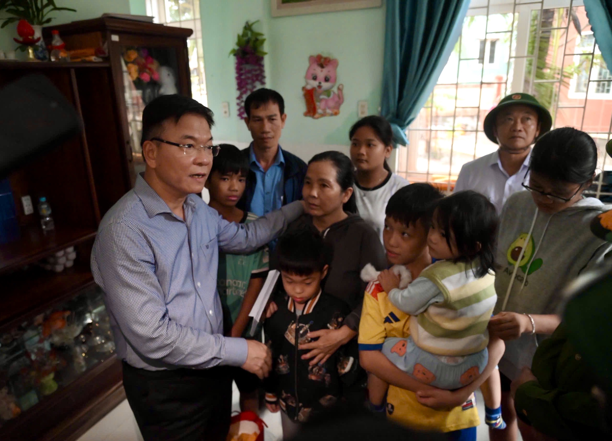 Phó Thủ tướng Lê Thành Long thăm, tặng quà người dân vùng lũ Gia Lai- Ảnh 11.