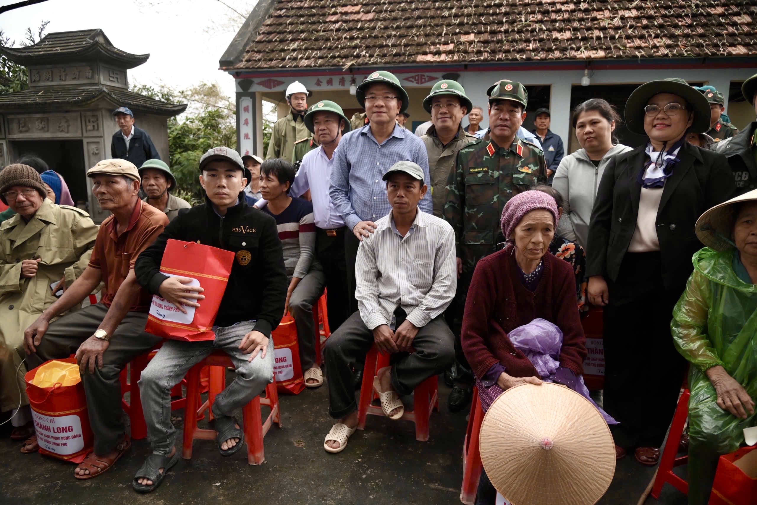 Phó Thủ tướng Lê Thành Long thăm, tặng quà người dân vùng lũ Gia Lai- Ảnh 9.