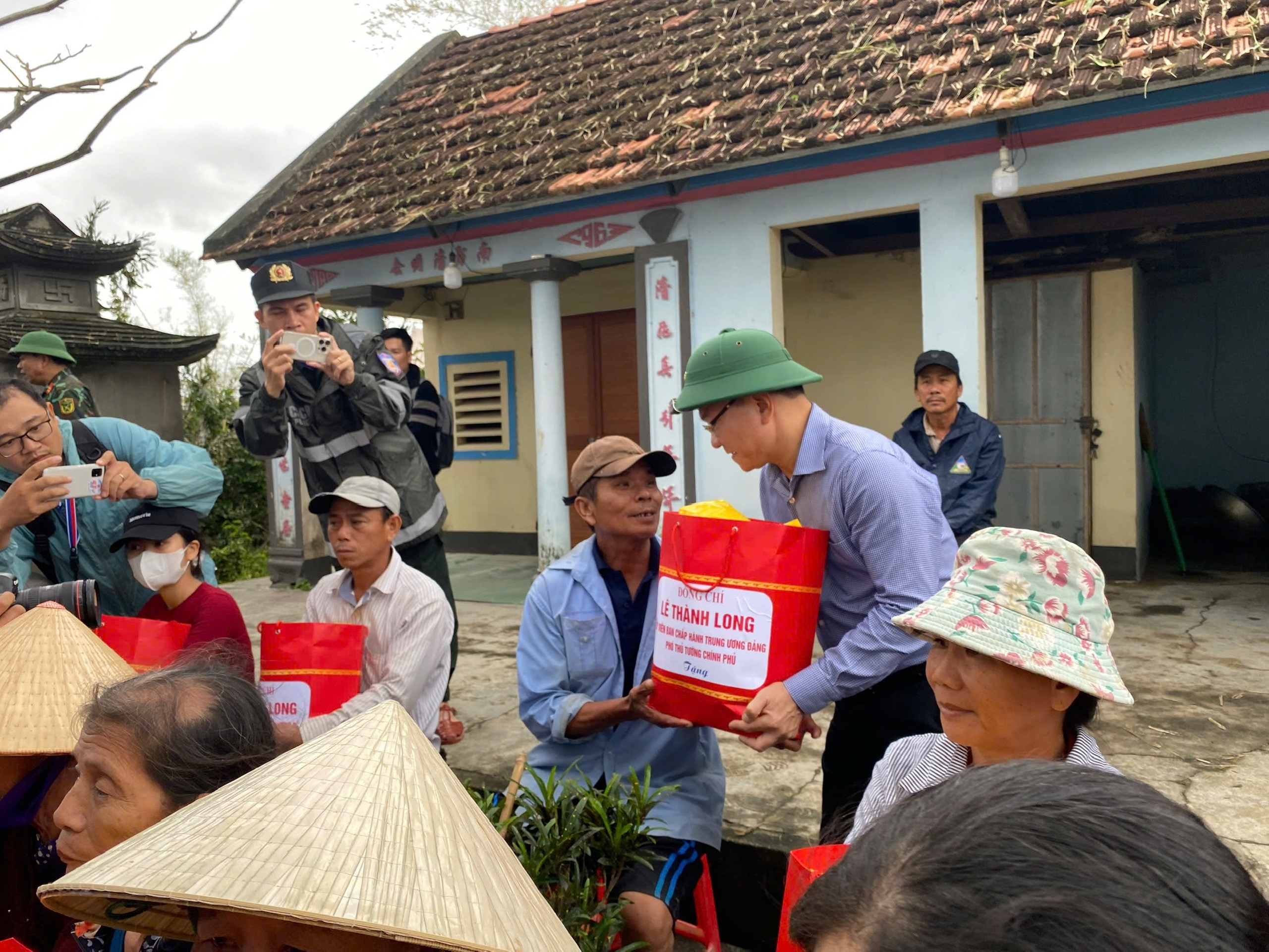 Phó Thủ tướng Lê Thành Long thăm, tặng quà người dân vùng lũ Gia Lai- Ảnh 8.