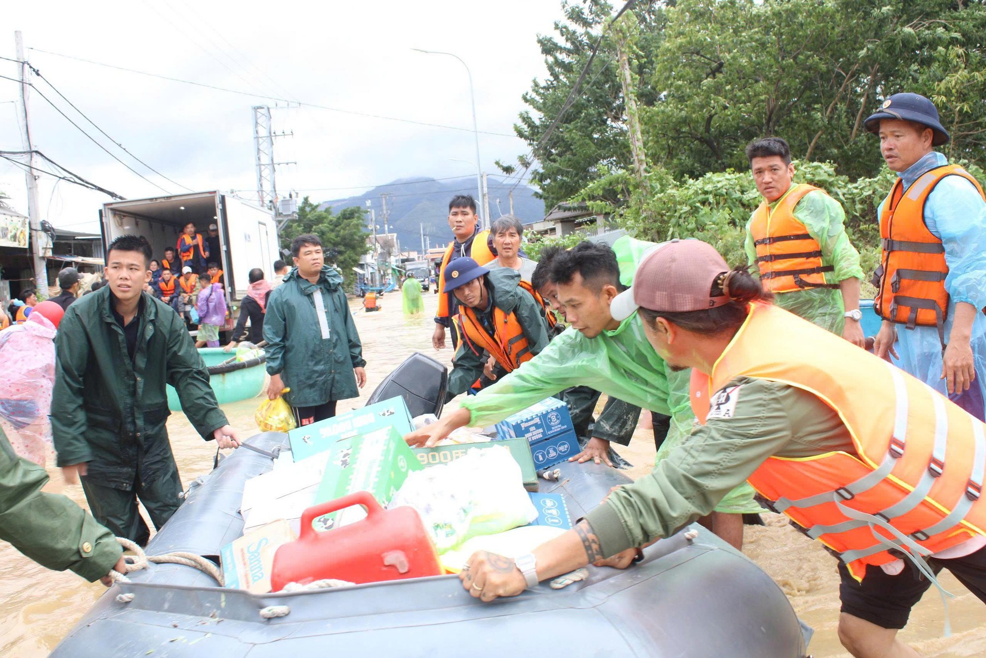 Đắk Lắk có 27 người chết do đợt lũ lịch sử, nhiều tỉnh miền Trung gia tăng thiệt hại- Ảnh 11.