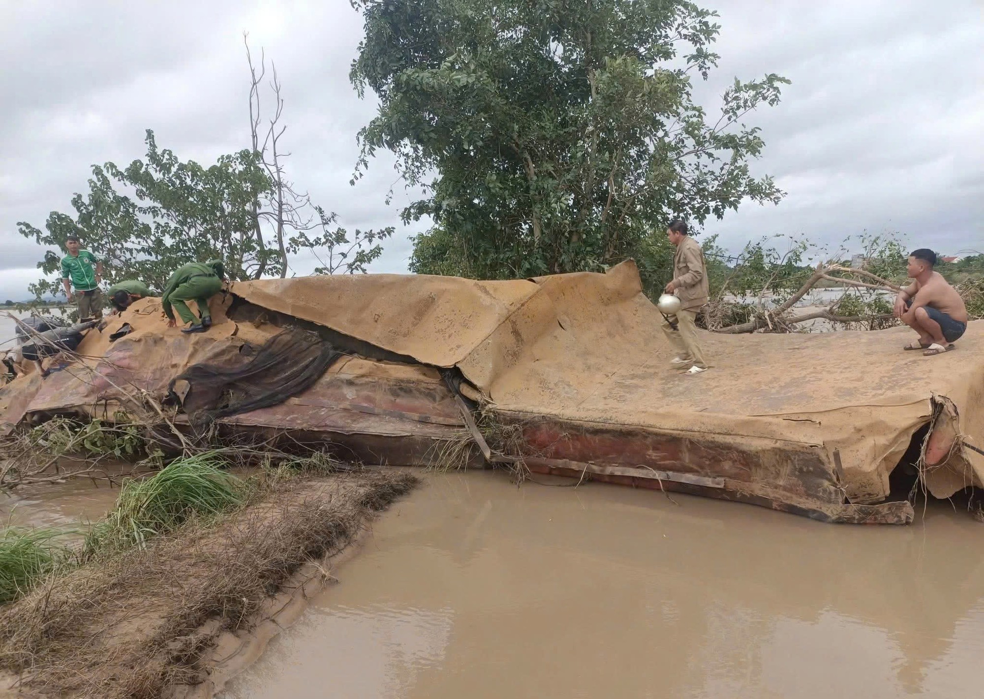 Đắk Lắk có 27 người chết do đợt lũ lịch sử, nhiều tỉnh miền Trung gia tăng thiệt hại- Ảnh 7.