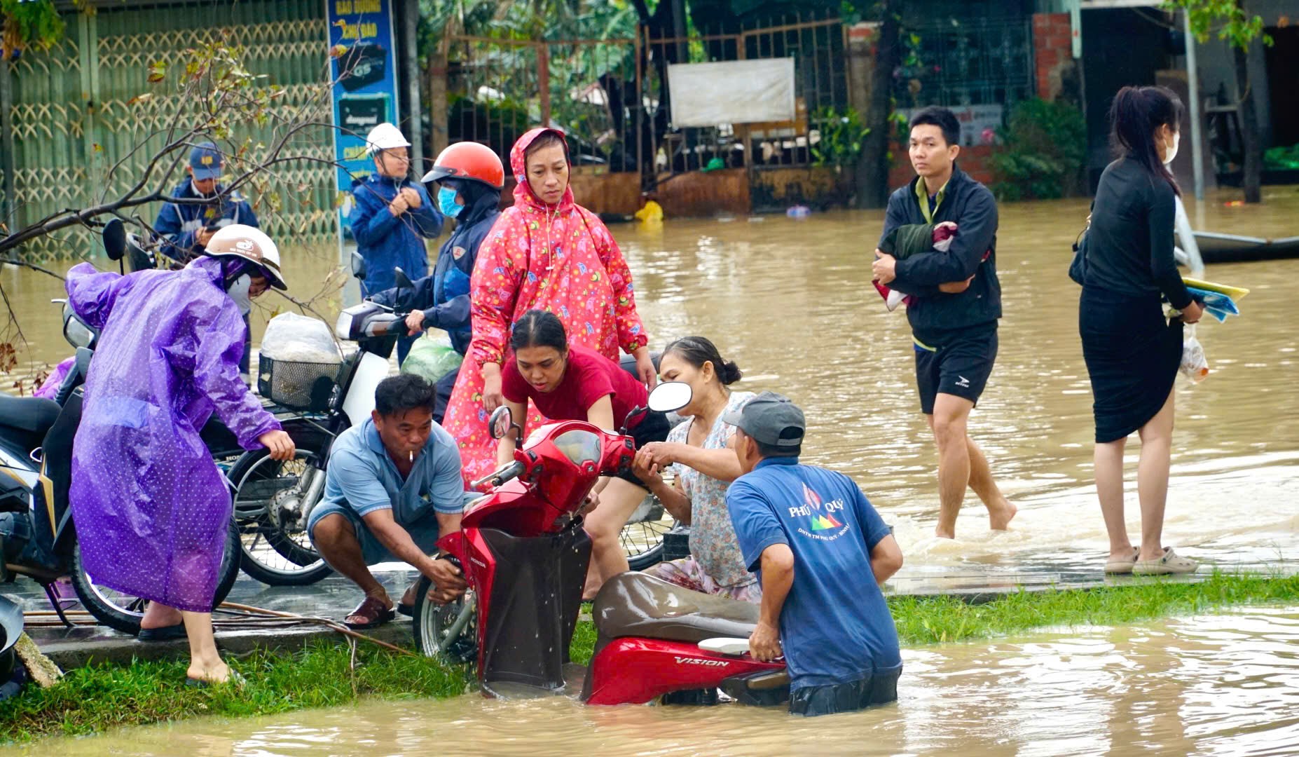 Đắk Lắk có 27 người chết do đợt lũ lịch sử, nhiều tỉnh miền Trung gia tăng thiệt hại- Ảnh 4.