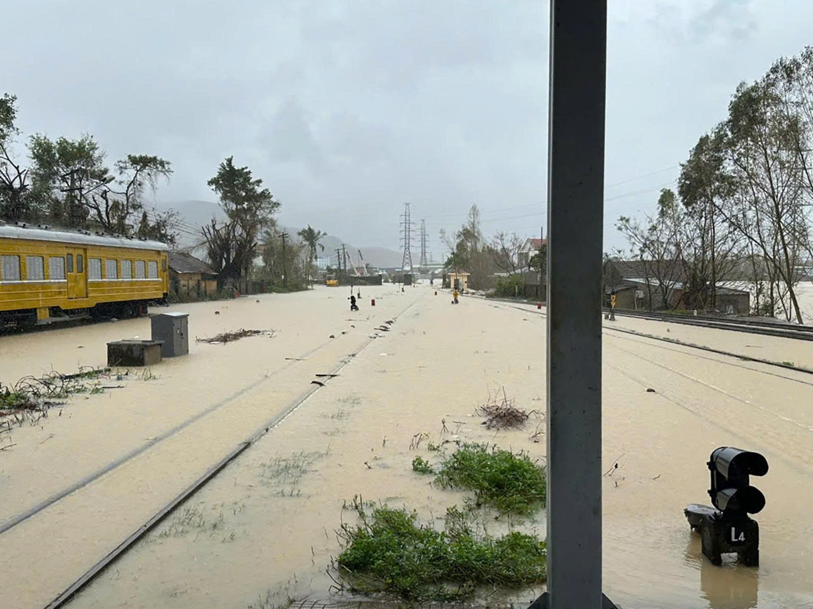 Đắk Lắk có 27 người chết do đợt lũ lịch sử, nhiều tỉnh miền Trung gia tăng thiệt hại- Ảnh 6.