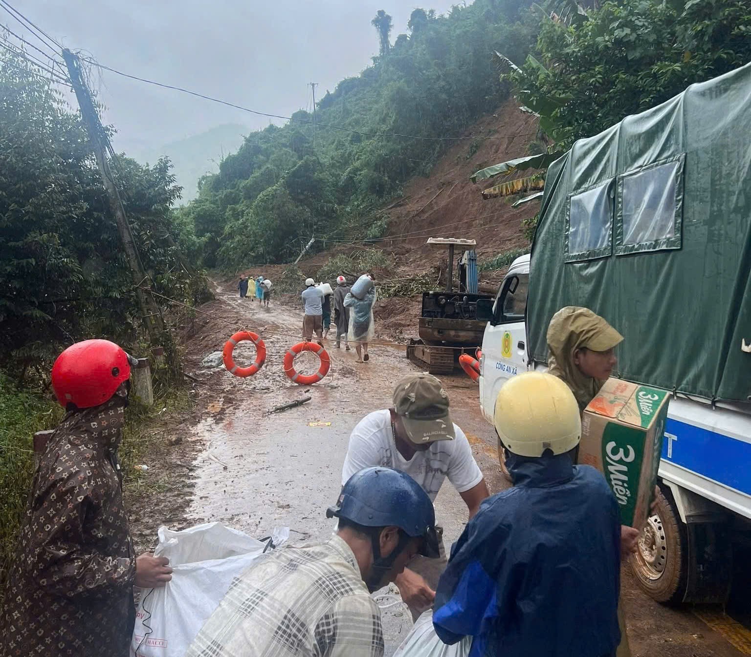 Đắk Lắk có 27 người chết do đợt lũ lịch sử, nhiều tỉnh miền Trung gia tăng thiệt hại- Ảnh 12.