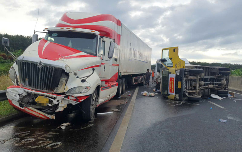 Tai nạn liên hoàn 4 xe trên cao tốc Phan Thiết - Dầu Giây (Ảnh: A.X).