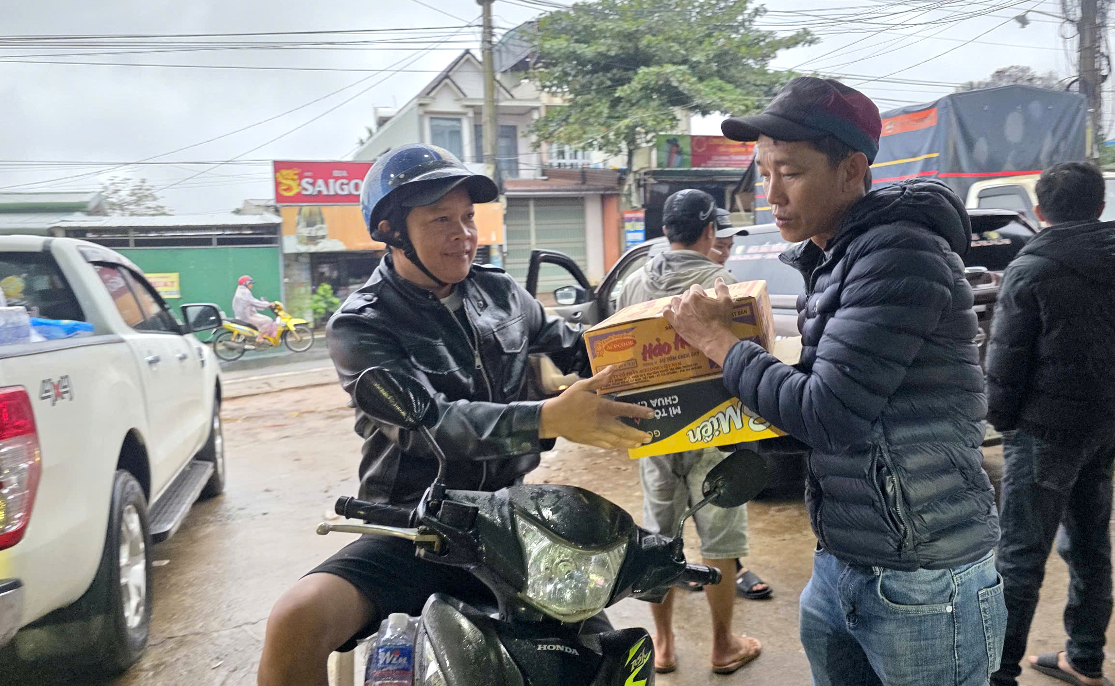 Người dân xã Krông Pắc, Đắk Lắk góp nhu yếu phẩm, hướng về tâm lũ- Ảnh 2.