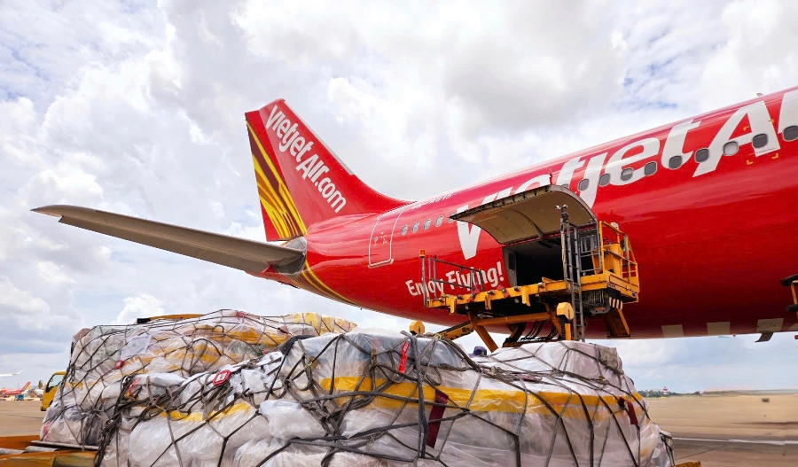 Hướng về miền Trung: Vietjet hỗ trợ đi lại an toàn, tiếp sức tuyến đầu cứu trợ- Ảnh 1. Hướng về miền Trung: Vietjet hỗ trợ đi lại an toàn, tiếp sức tuyến đầu cứu trợ- Ảnh 1.