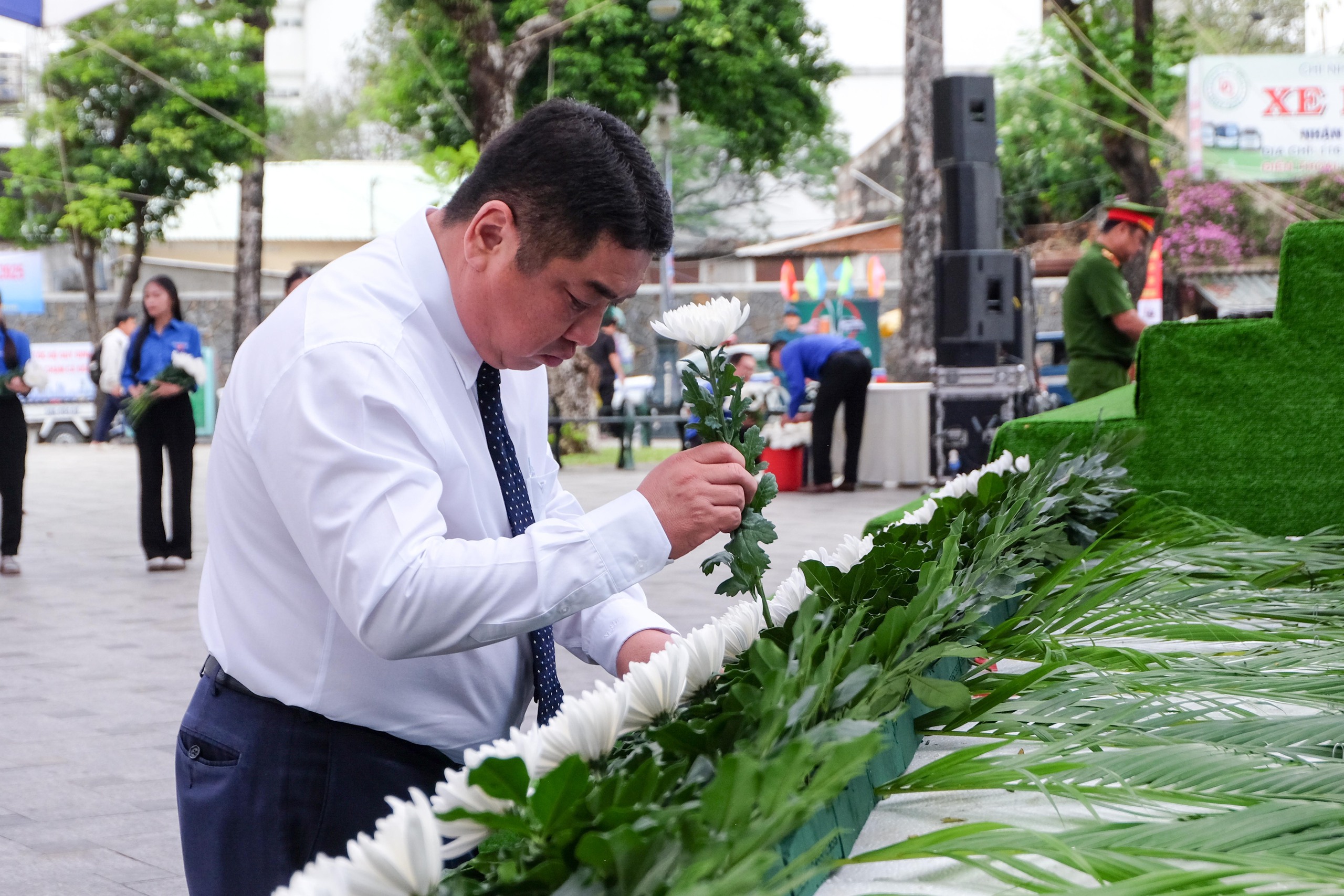 TP.HCM tưởng niệm nạn nhân TNGT: Hãy hành động vì môi trường giao thông an toàn, văn minh- Ảnh 3. TP.HCM tưởng niệm nạn nhân TNGT: Hãy hành động vì môi trường giao thông an toàn, văn minh- Ảnh 3.