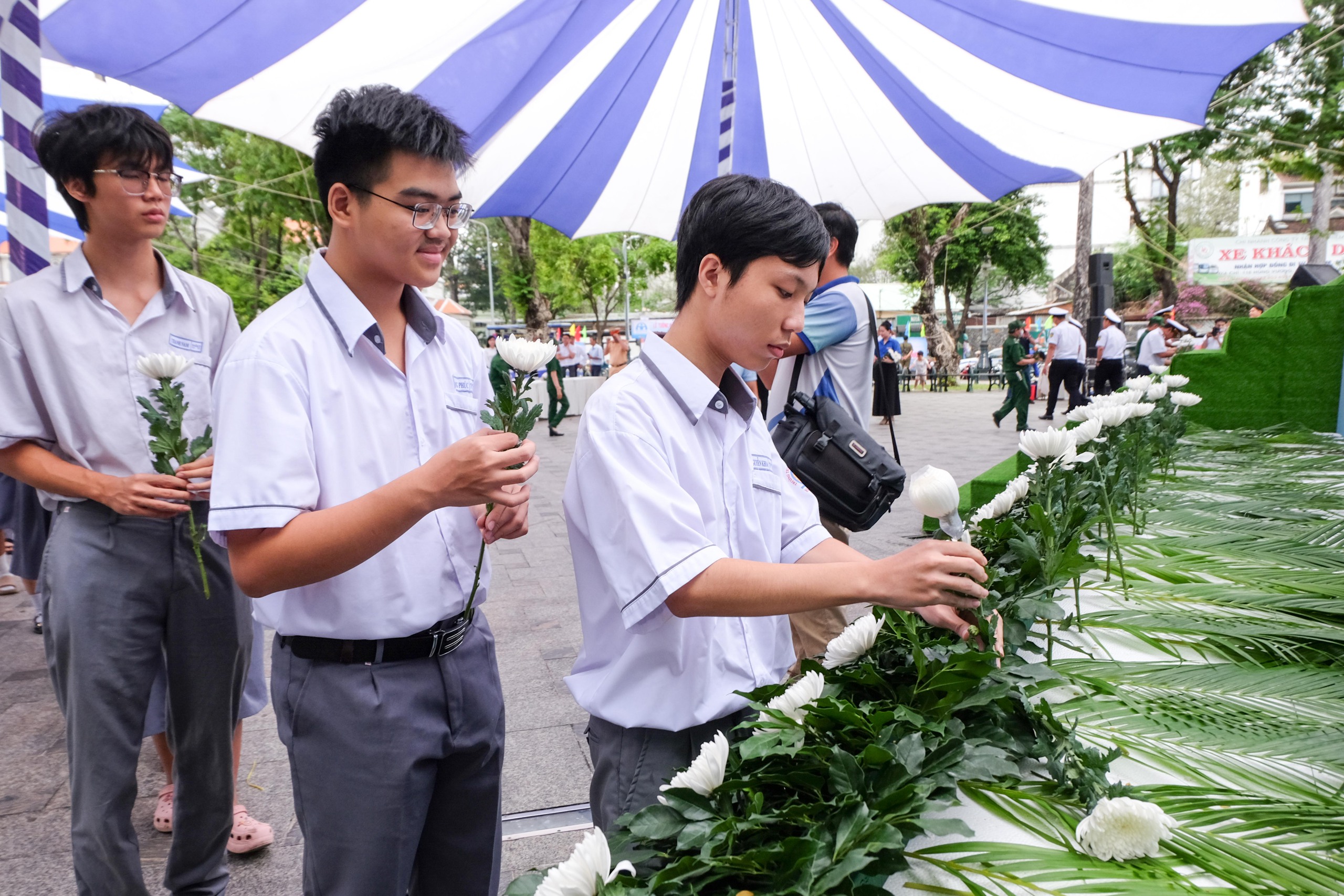 TP.HCM tưởng niệm nạn nhân TNGT: Hãy hành động vì môi trường giao thông an toàn, văn minh- Ảnh 4. TP.HCM tưởng niệm nạn nhân TNGT: Hãy hành động vì môi trường giao thông an toàn, văn minh- Ảnh 4.