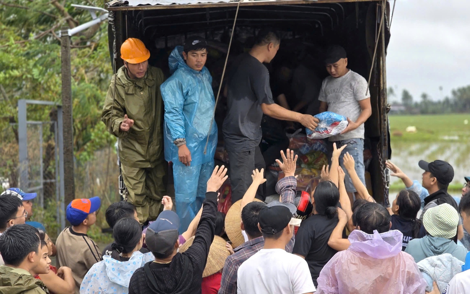 36 giờ sinh tử ở rốn lũ Hòa Thịnh: Cả làng leo mái nhà kêu cứu trong đêm- Ảnh 2. Đắk Lắk: Xót xa cảnh người dân rốn lũ Hòa Thịnh với tay nhận hàng cứu trợ