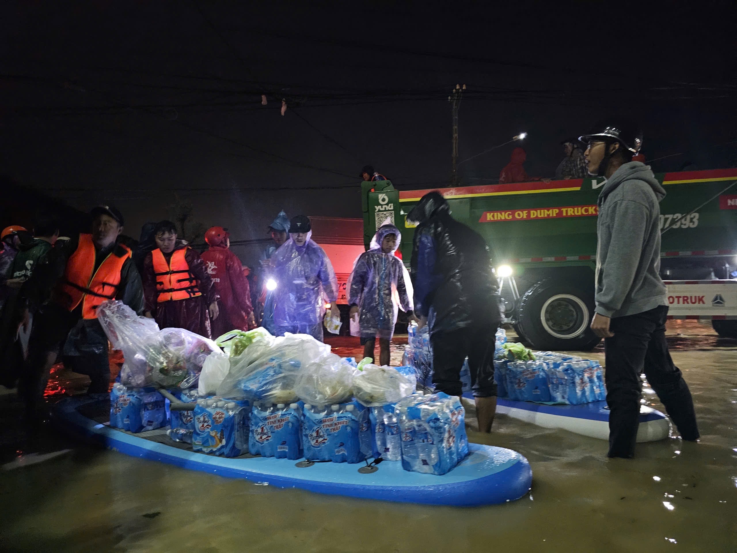 Mưa lũ lịch sử tại miền Trung: Hàng cứu trợ quốc tế đến với bà con tỉnh Gia Lai, Đắk Lắk- Ảnh 18.