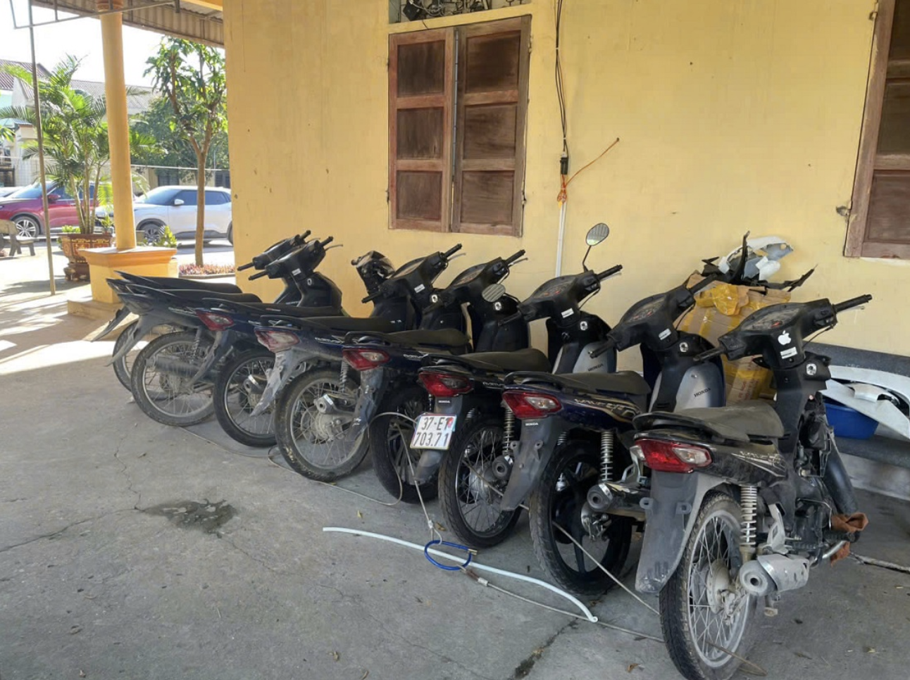 Nghệ An: Khởi tố nhóm đối tượng trộm cắp và tiêu thụ nhiều xe máy- Ảnh 2. Nghệ An: Khởi tố nhóm đối tượng trộm cắp và tiêu thụ nhiều xe máy- Ảnh 2.